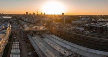 enorm järnväg baltic konstruktion syn projekt i framsteg i riga, lettland. byggnad en huvud central tåg station i de Centrum av riga. antenn se. foto