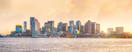 panoramautsikt över boston skyline med skyskrapor i skymningen i USA foto