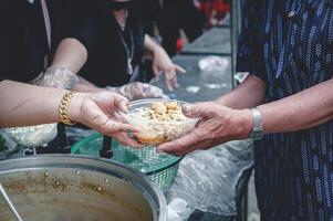 mat donationer till bekämpa hunger förbi delning fri mat med människor foto