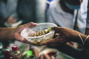 mat bistånd till de hemlös fattig från volontärer begrepp av offentlig hunger. foto