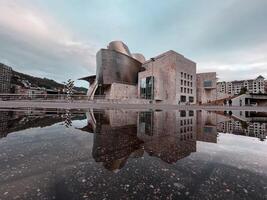 bilbao, bizkaia, spanien, 2024 - guggenheim museum bilbao arkitektur. resa destinationer foto