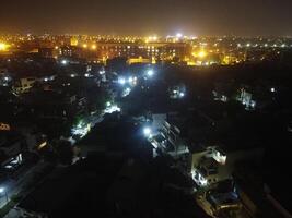 skön natt se av stad med Drönare i lahore, pakistan på november 16, 2023 foto