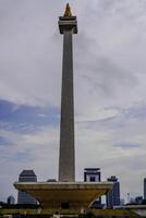 central jakarta, januari 30, 2024 - skön se av de nationell monument med klar himmel under de dag. foto