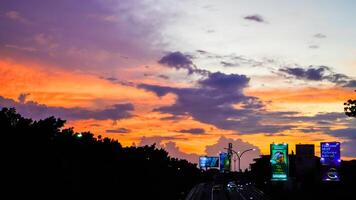 bintaro jakarta, januari 26, 2024 - solnedgång i de stad, silhuett av en stadsbild. foto