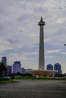 central jakarta, januari 30, 2024 - skön se av de nationell monument med klar himmel under de dag. foto