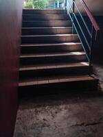 trappa ledande uppåt med solljus effekt, sett stänga till de punkt av se från Nedan. foto