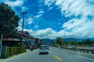 bogor väst java, Mars 5, 2024 - motorväg med visningar av de himmel ovan de berg. foto