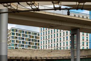 modern bostads- byggnad i de stad med en bro i de förgrund foto