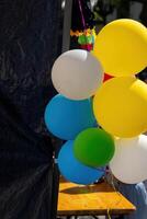 färgrik ballonger i främre av en affär fönster i de stad foto