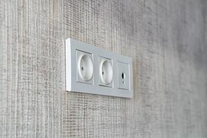 plast panel med elektrisk uttag och kabel- kontakter på de vägg. foto