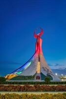 uzbekistan, Tasjkent januari 4, 2023 upplyst monument av oberoende i de form av en stele med en humo fågel i de ny uzbekistan parkera på natt. foto