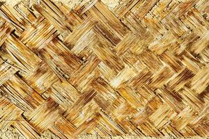 de textur av de ram av ett orientalisk byggnad tillverkad av vävd bambu. abstrakt bakgrund. foto