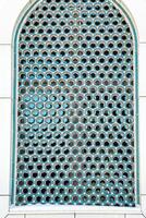 de fönster av en muslim moské Bakom barer i de form av en geometrisk hexagonal islamic prydnad. foto