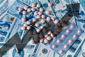 medicin piller eller kapslar med dollar begrepp. foto