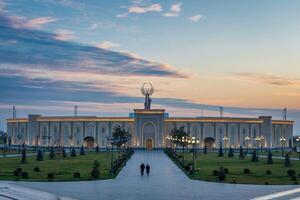 uzbekistan, Tasjkent - januari 4, 2023 de territorium av de parkera ny uzbekistan med monument av oberoende i de form av en stele med en humo fågel på solnedgång. foto