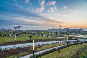 uzbekistan, Tasjkent - januari 4, 2023 de territorium av de parkera ny uzbekistan med monument av oberoende i de form av en stele med en humo fågel på solnedgång. foto