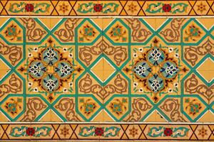 geometrisk traditionell islamic prydnad på en bricka. fragment av en keramisk mosaik. foto