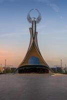 uzbekistan, Tasjkent - september 15, 2023 monument av oberoende i de form av en stele med en humo fågel på en skymning med dramatisk cliods i de ny uzbekistan parkera. foto