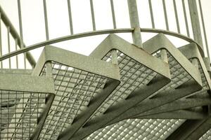 detaljer av en metall spiral trappa i ett industriell byggnad foto