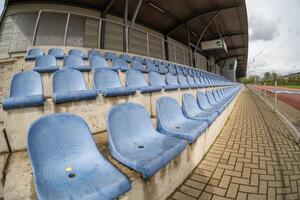 blå säten i en sporter stadion foto