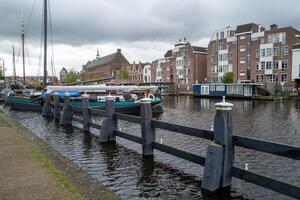 leda, Nederländerna, 2024-04-25, kanal i de historisk stad foto