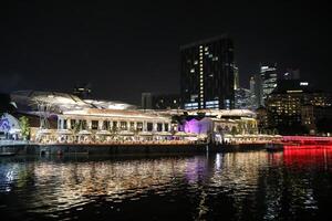 singapore, 2024 - färgrik av Clarke kaj i stadens centrum singapore på natt foto