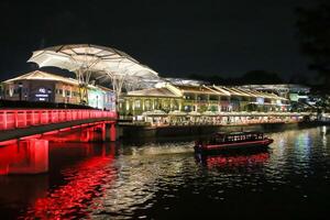 singapore, 2024 - färgrik av Clarke kaj i stadens centrum singapore på natt foto