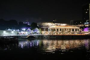 singapore, 2024 - färgrik av Clarke kaj i stadens centrum singapore på natt foto