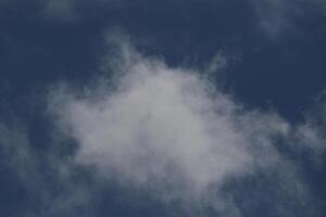 clouds landskap, mulen väder ovan mörk blå himmel. storm moln flytande i en regnig tråkig dag med naturlig ljus. vit och grå naturskön miljö bakgrund. natur se. foto