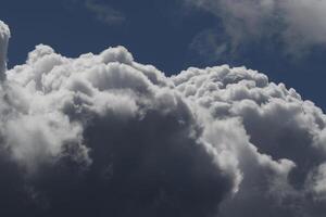 clouds landskap, mulen väder ovan mörk blå himmel. storm moln flytande i en regnig tråkig dag med naturlig ljus. vit och grå naturskön miljö bakgrund. natur se. foto