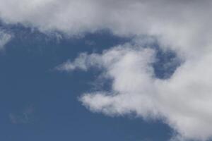 clouds landskap, mulen väder ovan mörk blå himmel. storm moln flytande i en regnig tråkig dag med naturlig ljus. vit och grå naturskön miljö bakgrund. natur se. foto