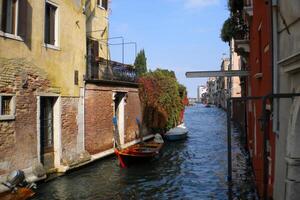 Venedig stor kanal, med dess ikoniska lindning vattenväg flankerad förbi historisk byggnader och livliga aktivitet, symboliserar de charm och locka av de förtjusande stad av Venedig foto