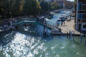 Venedig stor kanal, med dess ikoniska lindning vattenväg flankerad förbi historisk byggnader och livliga aktivitet, symboliserar de charm och locka av de förtjusande stad av Venedig foto