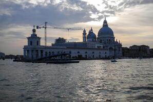 Venedig stor kanal, med dess ikoniska lindning vattenväg flankerad förbi historisk byggnader och livliga aktivitet, symboliserar de charm och locka av de förtjusande stad av Venedig foto