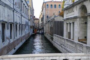 Venedig stor kanal, med dess ikoniska lindning vattenväg flankerad förbi historisk byggnader och livliga aktivitet, symboliserar de charm och locka av de förtjusande stad av Venedig foto