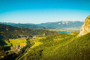 grön vår natur i Europa i klar himmel morgon. väg sätt till triglav nationell parkera i slovenien. känd sommar resa destination foto