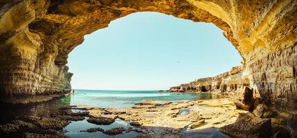 hav grotta båge synpunkt nära cape Greko, capo Greco, ayia napa och protaror på cypern ö, medelhavs hav. hisnande havsbild. turkos kristall klar vattnen i solig dag foto