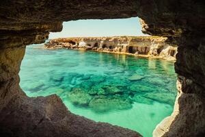 hav grotta båge synpunkt nära cape Greko, capo Greco, ayia napa och protaror på cypern ö, medelhavs hav. hisnande havsbild. turkos kristall klar vattnen i solig dag foto