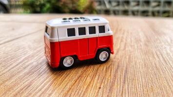 dö kasta miniatyr- röd skåpbil. leksaker för Pojkar och flickor foto