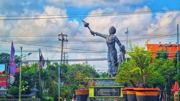 jepara, indonesien på januari 21, 2024. en vägkorsning i jepara var i de mitten där är en staty av vår lady kartini. foto