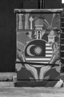 kuala lumpur, malaysia på Maj 22, 2023. ett elektrisk panel dekorerad med målningar av de malaysiska flagga och landmärken. foto