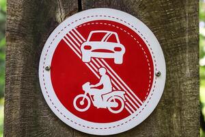 tecken för bilar och motor cykler förbjuden i en tysk skog foto