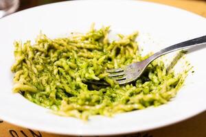 traditionell italiensk mat - trofie al pesto, typisk regional pasta från liguria område, basilika sås foto