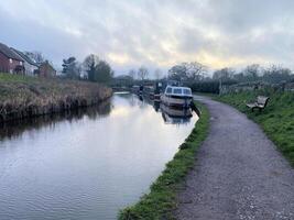 en se av de shropshire union kanal på whitchurch foto