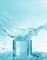 glas kristall podium med vatten stänk, produkt presentation foto