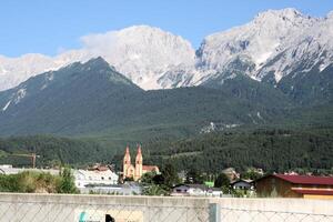 en se av de österrikiska bergen i de sommar foto