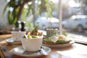 en ljus och luftig skott av en brunch tabell terar avokado rostat bröd vattenbad ägg och hantverkare kaffe symboliserande de maklig nöje av helgen matsal. foto