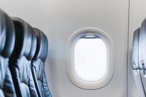fönster i stuga, flygplan sittplats med fönster, ekonomi klass läder säten med fönster i flygplan foto