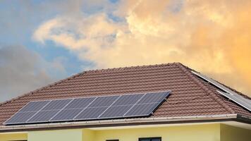 sol- paneler på tak, hus med sol- paneler, modern eco grön hus begrepp foto