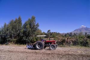 traktor på ett fält foto